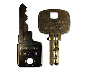 Cerradura STS con llave plana de puntos reversible o llave de serreta de alta seguridad